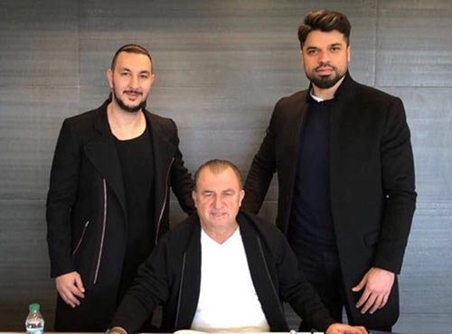 Ekibin içinde iki de yerli isim var... Necati Ateş ve Gökhan Zan... Her iki oyuncu da altyapılarda göreve başlayıp takım çalıştırıyor. Ancak görevleri bununla sınırlı değil. İki isim de Türkiye’de oyuncu arıyor ve ayrıca gurbetçi oyuncuları da izleyip Terim’e rapor veriyor.

(Vatan)
