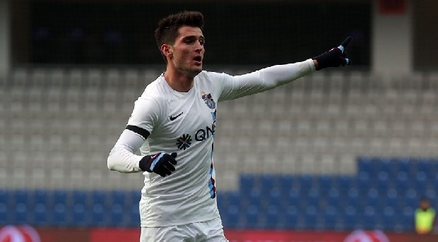 Sözleşmesi devam ediyor...
Trabzonspor’un 2015 yılında Kayserispor’dan transfer ettiği Okay Yokuşlu geride bıraktığı iki sezonda ortaya koyduğu futbol ile Avrupa takımlarının da dikkatini çekerken transferiyle ilgili gelişmeleri takip ettiğini ve bordo-mavili ekiple 2020 yılına kadar sözleşmesinin devam ettiği için tüm tasarrufun kulübüne ait olduğunu söyledi.