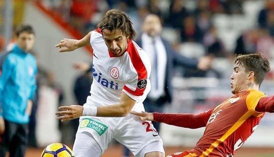 Sol bek de tek alternatifi Filip Novak olan ve performansı yeterli bulunmayan Çek futbolcunun yanına Rıza Çalımbay'ın önceki yönetim döneminde transferini istediği Sakıp Aytaç'ı transfer edecek.