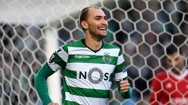 Galatasaray'da Bas Dost ismi ön plana çıktı. Galatasaray'ın tarihî rakipleri Fenerbahçe ve Beşiktaş'ın da gündemine gelen Hollandalı golcüye Gomis'te olduğu gibi 2,5 milyon avro imza parası ve 3 milyon 350 bin avroluk sözleşme önererek işi bitirmeyi hedefliyor. (Türkiye)
