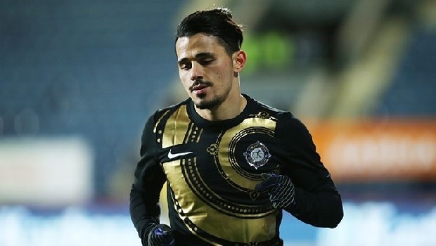 Galatasaray'dan flaş bir hamle geldi... Sarı-Kırmızılılar geçtiğimiz sezon Osmanlıspor forması altında çok başarılı bir performans sergileyen Serdar Gürler'le anlaşma sağladı. (Takvim)
