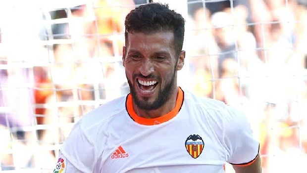 Transferde nokta atışları yapmayı planlayan Galatasaray Valencia'nın 31 yaşındaki stoperi Ezequiel Garay'ı listenin en başına aldı. (Takvim)
