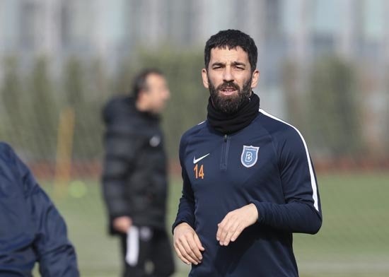 Yani Arda Turan, Barcelona'nın transfer teklifini kabul ettiği takıma gitmek istememe gibi bir lüksü yok. Fakat transfer sürecinde bu madde ne Başakşehir ne de Arda tarafından açıklanmadı.