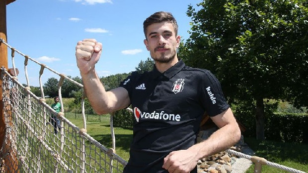 Birçok kulübün ilgilendiği Dorukhan Toköz için ilk resmi teklif Lazio’dan geldi. İtalyan kulübü bonuslarla 7 milyon Euro’luk teklif sundu. Siyah-Beyazlılar'ın en az 12 milyon Euro istediği de ifade ediliyor. (Takvim)