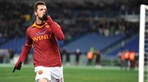 Inter'in altyapısından yetişip sırasıyla Genoa, Siena, Roma ve Milan'da (kiralık) oynayan Destro, 2015'te formasını giymeye başladığı Bologna'da 93 maçta 25 gol atarken 8 de asist gerçekleştirdi.