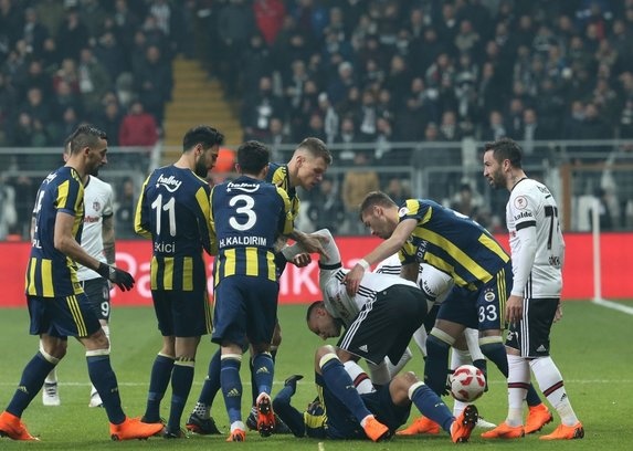 Herkes yaptığı hataları iyice bir düşünsün" şeklinde konuştu. Kocaman'ın Alper ve kaptan Volkan için yönetime rapor yazıp ekstra ceza almalarını istediği öğrenildi.