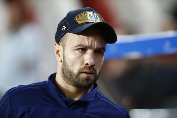 Ryan Babel’in Fulham’a transferi sonrasında sol kanat bölgesini güçlendirmek için harekete geçen Beşiktaş’a, Fenerbahçe’den flaş bir öneri geldi. Kartal’dan Tolgay Arslan’ı isteyen Kanarya; Şener Özbayraklı artı 1 milyon Euro’ya ek olarak Mathieu Valbuena’yı teklif etti. (Fanatik)
