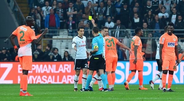 Üç puan üç fire! - Bilal Meşe (Milliyet)
Zirvedeki fotoğrafa baktığımız zaman, Beşiktaş, ister içerde, ister dışarda olsun her maçı final havasında oynayacak. Dememiz o ki, Kartal’ın öyle sanıldığı kadar kredisi kalmadı, ne var, ne yok hepsini tüketti! Yani en ufak puan kaybı, Kartal’ı zirveden uzaklaştıracağı bir gerçek. Artı böylesi bir tabloda gereksiz kart görmeyeceksiniz, hele iyi oynuyorsanız tıpkı Tolgay, Atiba ve Oğuzhan gibi hep sahada olmak zorundasınız! Hadi buyrun Göztepe maçı öncesinde üç puan, üç fire! Kartların hiç bir tanesi pozisyon gereği değil, keyfe keder!

Kaldı ki zirvenin en büyük ortaklarının kalan yedi haftadaki maçları kolay değil. Çünkü, ligin alt sırasında ateş bacayı sarmış durumda, bir çok takım o korkuyu yaşamak istemiyor. Bunun da zirve takımlarının işlerini zorlaştıracağı bir gerçek. Örneğin Alanyaspor, o da tehlike çemberinin içinde! İyi futbol oynuyorlar ne var ki, bunu skor tabelasına yansıtamıyorlar fazlaca.

Beşiktaş’ın Alanyaspor, karşısında maçın tamamında zorlanması da bundandır. Ne var ki, Kartal ofansif oynamaya yatkın  bir çok krampona sahip. Dememiz o ki, buna savunma bloğunu da sayabiliriz, Pepe ya da Tosic, hatta Gökhan, Caner boş alan buldukları anda hücuma çıkıyorlar. Buna bir de yoğun pas trafiği ve baskıyı eklediğimiz Kartal’ın farkındalığı ortaya çıkıyor. 

Gol ayakları çok, gelin görün ki asıl işi gol atmak olan Negrado, bu özelliğinin çok uzağında! Zaten baskı altında oynuyor, yalnız kalıyor, Cenk Tosun’un yeri hâlâ bomboş! Hiç farketmez, o yoksa Kartal’ın Talisca’sı var. Belki pas trafiğinde onu fazlaca göremiyoruz, ama pozisyon yakaladığı anda sol ayağını devreye sokuyor. Şu ana kadar 11 golle Kartal’a adeta hayat veriyor. Dünkü gol bir Talisca klasiğidir, panter olsanız nafile. Haydar, ilk yarıda çok kritik dokunuşlar yaptı, Talisca’nın şutunda köşeyi doğru hesapladı uzandı, uzanmasına da çaresiz kaldı!

İkinci yarı mı, kora-kor bir mücadele... Tek farklı skorlar tehlikelidir! Buldu mu atacaksın, atamadınız mı, maçı bitişi düdüğü iple çekersiniz, tribünlere de azap çektirirsiniz! Güneş hoca, Negrado’yu oyundan aldı, yerine Lens’i sürdü de ne oldu? O arkadaşın Kartal’a böylesi kritik haftalarda bir katkısı olacağına kişisel olarak inanmıyorum! Gördük ki, Alanyaspor ikinci yarıda tamamen ofansa dönerken, Beşiktaş’a zorluklar yaşattı, özellikle faullerde hatalar yapan Barış Şimşek’in bitiş düdüğü olası bir puan kaybına set çekerken Kartal derin bir nefes aldı.