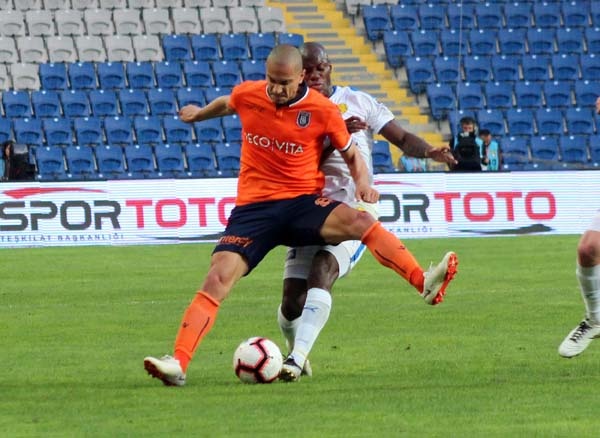 İkinci yarının ilk saniyelerinde Başakaşehir Riad Bajic ile skorda dengeyi buldu.
