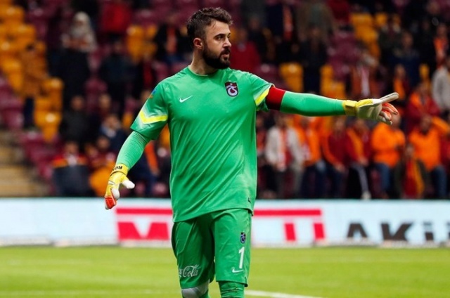 TÜM BASKILAR SONUÇSUZ
Onur'u futbola döndürmeye çalışan yakınları 31 yaşındaki '1' numarayla uzun uzun konuştukları belirtilirken, menajerinin ' Beşiktaş'ın teklifini reddettin, tamam saygı duyuyoruz ama futbolu bu kadar erken bırakma hiç değilse hobi olarak yap. Antalyaspor'a gönderelim seni orada hem tatil yaparsın hem de kalecilikten kopmamış olursun' dediği öğrenildi.