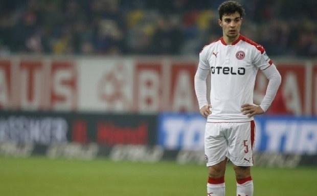 Galatasaray'daki en büyük sıkıntı, kadroda ilk 11'i zorlayacak yerli sayısının azlığı. Fatih hoca da bu durumun farkında ve planlarını ona göre yapıyor. Yerli kalitesini yukarı çıkartmayı hedefleyen İmparator, daha önce Okay Yokuşlu'nun ismini yönetime vermişti. Hocanın savunmaya düşündüğü oyuncu da eski öğrencisi Kaan Ayhan. A Milli Takım'da birlikte çalıştığı Kaan'ı çok beğenen ve 24 yaşındaki stoperin Almanya'daki performansını da takip ettiren Terim, yönetimin harekete geçmesini istedi. (Fanatik)