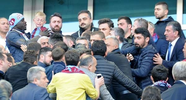 Uzun süren arbedeyi araya girenler engelleyemeyince güvenlik güçlerinin devreye girmesiyle olaylar yatıştırıldı.