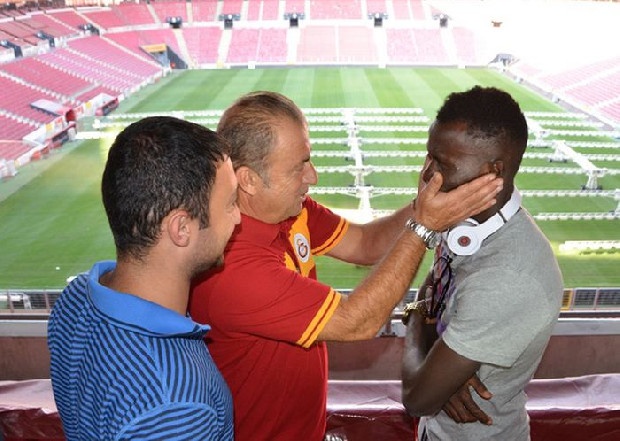 Galatasaray, eski yıldızı Bruma'yı transfer etmek istiyor... Fatih hocanın isteğiyle Onyekuru’yu yeniden kiralamaya çalışan Galatasaray, Everton’dan olumsuz yanıt alınca, rotayı eski yıldızına çevirdi. Sarı-Kırmızılılar, Leipzig’den Bruma’yı kiralamayı hedefliyor. (Fanatik)