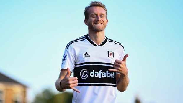 Fenerbahçe sözleşmesi biten ve takıma veda eden Mathieu Valbuena'nın boşluğunu Alman milli oyuncu Andre Schürrle ile doldurmak istiyor. Sportif direktör Damien Comolli'nin Ramazan Bayramı'nın ardından Almanya'ya giderek Schürrle için Dortmund'lu yöneticilerle masaya oturacağı öğrenildi. Comolli, satın alma opsiyonlu kiralama teklifini Alman yöneticilere sunacak. Anlaşma sağlanırsa Schürrle Fenerbahçe'nin yeni sol kanat oyuncusu olacak. Alman basını da Schürrle'ye Fenerbahçe'nin ilgisini daha önce manşetlerine taşımıştı.. (Takvim)