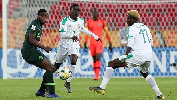 Fenerbahçeli yetkililer, Senegal formasıyla 3 maçta 4 gol atan ve turnuvanın en çok parlayan isimlerinden olan Amadou Sagna’yı mercek altına aldı. 19 yaşındaki hücum oyuncusu Senegal 3. Lig’nde Cayor Foot’ta oynuyor. Sagna’yla ilgili son derece olumlu bir rapor sunan gözlemciler, şu anda maliyeti çok düşük olan genç yıldız için bir an önce harekete geçilmesini önerdi. (Fanatik)