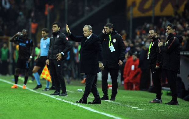 Galatasaray transferde atağa kalktı. Galatasaray’a daha önce Luyindama ve Marcao’yu kazandıran scout ekibi, 2 yıldız adayı daha keşfetti. Biri Atletico Mineiro’da oynayan 20 yaşındaki sağ bek Guga, diğeri Aves’in 24 yaşındaki orta sahası Claudio Falcao. Genç transferlere Fatih Terim de onay verdi. (Fanatik)