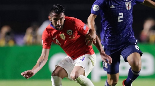Copa America'da coşan Mauricio Isla'nın talipleri artıyor.  İspanyol gazeteleri, Sarı-Lacivretli ekiple 1 yıl daha sözleşmesi olan 31 yaşındaki Şili’li sağ bek için Real Betis ve Celta Vigo’nun harekete geçtiğini duyururken, La Gazetta dello Sport da Lecce ile Genoa’nın da Şilili oyuncu için teklif hazırladığını yazdı.