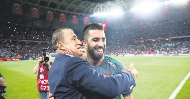Galatasaray, Fatih Terim ile buzları eriten Arda Turan için yeni bir girişimde bulundu. 32 yaşındaki yıldız da yuvaya dönmeyi çok istiyor. Bilindiği gibi Arda Turan daha önce futbolu Galatasaray'da bırakmak istediğini dile getirmişti... (Takvim)