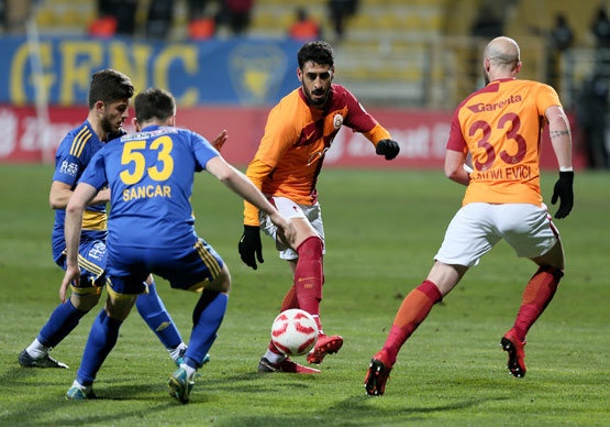 Galatasaray’ın Ziraat Türkiye Kupası yarı final rövanş maçında T.M Akhisarspor’a 2-0 yenildiği karşılaşmada taraftarın büyük protesto gösterdiği genç oyuncu, Aytemiz Alanyaspor deplasmanında kadroya alınmamış ve yerine U21 takımının oyuncusu Celil Yüksel kadroya dahil edilmişti.

Tolga Ciğerci, bu sezon Galatasaray formasıyla çıktığı 24 resmi karşılaşmada 6 gol kaydetti. 

(Star)