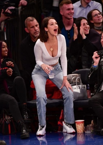 New York Knicks taraftarı ünlü yönetmen Spike Lee, Amerikan futbolu oyuncusu Odell Beckham, Magic Johnson, LaVar Ball, LiAngelo Ball, LaMelo Ball gibi isimlerin seyirciler arasında yer aldığı karşılaşmaya damga vuran isim ünlü model Bella Hadid oldu.