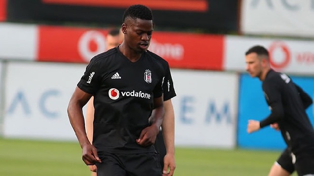 Beşiktaş'ta yeni sezonda düşünülmeyen Isimat-Mirin'e talip çıktı. Fransa'nın Amiens kulübü 1 milyon avroluk teklif yaptı. (Türkiye)