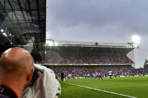 Daily Star gazetesine açıklama yapan ve Anna adını kullanan eskortlardan biri, Miami'de lüks bir yatta gerçekleşen partide, evli ve ünlü bir futbolcuyla bir hafta geçirdiğini söyledi.