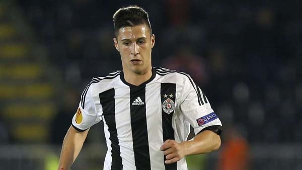Comolli'nin 10 numarası Danilo Pantic
Fransız Sportif Direktör, Chelsea’nin Sırp yıldızını gözüne kestirdi. 21 yaşındaki oyuncu kiralık olarak kadroya dahil edilmek isteniyor.

F.BAHÇE’NİN yeni Sportif Direktörü Damien Comolli’nin transfer listesi şekillenmeye başladı. Fransız futbol adamının 10 numara adayları arasında Chelsea’nin genç Sırp yıldızı Danilo Pantic ön plana çıktı. Comolli, Chelsea ile olan iyi ilişkilerini kullanarak 21 yaşındaki orta saha oyuncusunu kiralık olarak kadrosuna katmayı planlıyor. Fransız Sportif Direktör, yeni Teknik Direktörü belirler belirlemez Danilo Pantic için girişimleri hızlandıracak. 

PARTİZAN DA BEKLEMEDE
21 yaşındaki oyuncunun Chelsea ile olan sözleşmesi 2019’da bitiyor. İngiliz Kulübü genç oyuncunun sözleşmesini uzatarak bir başka takıma kiralamayı düşünüyor. Pantic, geçen sezonu Partizan’da kiralık olarak geçirdi ve oynadığı 46 maçta 5 gol atarken, 11 asist yaptı. Sırp oyuncu bu performansla takımının en iyi oyuncusu seçildi. Partizan da Sırp orta sahayı yeniden kiralamayı planlıyor. (Akşam)