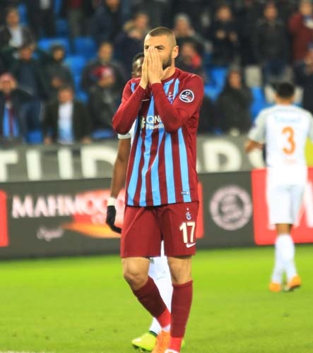 Milliyet Gazetesi Spor Yazarı Cemal Ersen, Burak Yılmaz'ın Trabzonspor'u TFF'ye şikayet etmesinin altındaki nedeni köşesine taşıdı.

Cemal Ersen'un bugünki yazısında yer alan Burak Yılmaz'la ilgili bölüm şöyle: