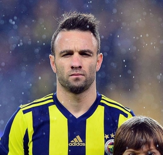 KADIKÖY'DE 10 İSİM İLK KEZ 
Öte yandan Fenerbahçe'de Kameni, Isla, Neustadter, Dirar, Valbuena, Giuliano, İsmail Köybaşı, Eljif Elmas ve Mehmet Ekici forma bulmaları halinde Kadıköy'de ilk Galatasaray derbi heyecanı yaşayacaklar. Bu oyuncular arasında Kameni, Isla, Neustadter, Dirar, Valbuena, Giuliano ve Janssen ligin ilk yarısında Türk Telekom Stadyumu'nda oynanan karşılaşmada Galatasaray'a karşı forma şansı bulmuştu.