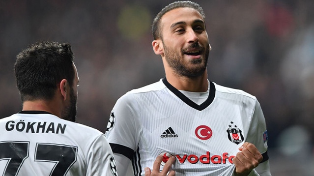 Fakat Cenk bu maçta bir gol daha atarak takımını 2-1'lik galibiyete taşımış ve kendini affettirmişti.