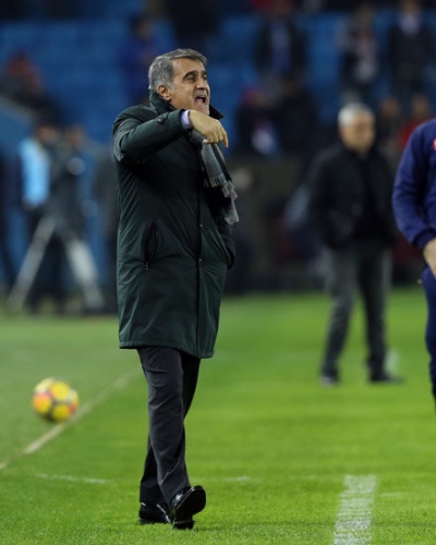 ŞENOL GÜNEŞ'TEN İMALI SÖZLER
Beşiktaş Teknik Direktörü Şenol Güneş ise Trabzonspor maçından sonra düzenlenen basın toplantısında kendisine yöneltilen soru üzerine Aykut Kocaman'ın taç ile ilgili söylemlerine, "Bize taç veren yok ki bizim tacımız yok. Bir tek şampiyonluk tacımız var onu da emekle aldık..." yanıtını verdi.