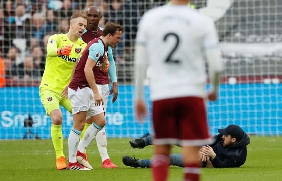 Sahaya giren bir başka West Ham taraftarı ise köşe bayrağını sökerek orta sahaya koştu.
