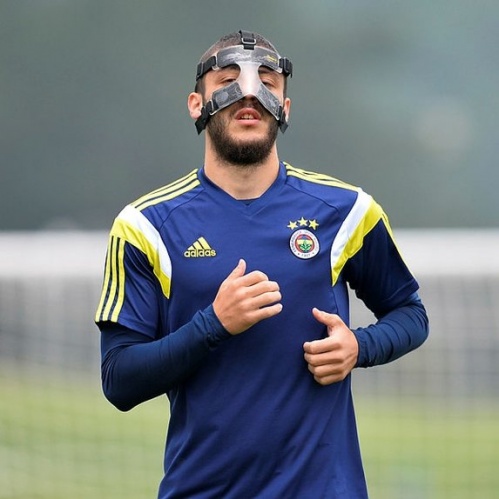 Hakan Çinemre: Bir dönem Fenerbahçe'de gelecek vaadeden isimler arasında yer alan ancak beklenilen çıkışı bir türlü yakalayamayan 24 yaşındaki stoper ile sezon sonu yollar ayrılıyor. Takımda forma şansı bulamadığı için sürekli kiralık olarak gönderilen Hakan, son olarak Göztepe takımında kiralık olarak forma giyiyor. Ayrıca Fenerbahçe ile sözleşmesi 2020 yılında son buluyor.