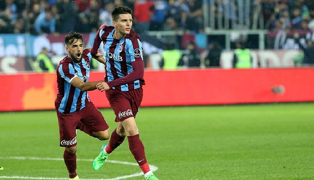 Okay ile ilgilenen kulüpler var
İngiltere Premier Lig ekiplerinden W.Bromwich ve West Ham ile Almanya’dan Schalke, İspanya’dan Valencia ve Sevilla kulüplerinin de yakından ilgilendiği öğrenilen 24 yaşında ki futbolcu, transferiyle ilgili yorum yapmıyor.