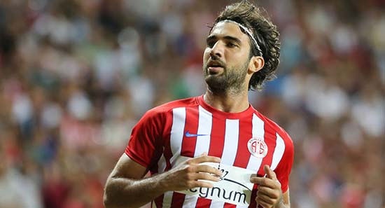 Bordo-Mavililer bu sezon sonunda kulübüyle olan Sakıb Aytaç ile ön protokol imzaladığı ileri sürülürken, sezonun sona ermesiyle birlikte 26 yaşındaki futbolcunun Trabzonspor ile 4 yıllık sözleşme imzalayacağı ifade edildi.