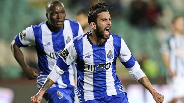10 numara bölgesi için Bernard ile pazarlıklarını sürdüren Beşiktaş’a, menacerler vasıtasıyla Sergio Olivera önerildi. Siyah-Beyazlu yönetimin, Bernard’dan olumsuz yanıt gelmesi durumunda Portekizli futbolcu için harekete geçeceği öğrenildi. (Fanatik)