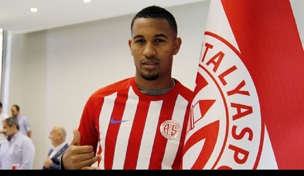 Fransız basınının haberine göre, Lig 1 ekibi Toulouse, Antalyaspor'un 29 yaşındaki orta saha oyuncusu William Vainqueur'u transfer etmek istiyor.