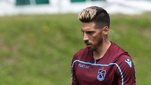 Transferde adı sıkça farklı takımlarla anılan Trabzonspor'un orta saha oyuncusu Jose Sosa, Bordo-mavili takımla 2 yıllık daha kontratının olduğunu belirtti ve Trabzonspor'da kalacağını söyledi.