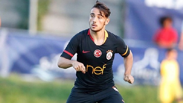 Galatasaray'ın oynadığı hazırlık maçlarında göze çarpan isim olan genç oyuncu Yunus Akgün'ü Roma, Barcelona ve PSV Eindhoven kulüplerinin scoutları izlemeye aldı. (Akşam)