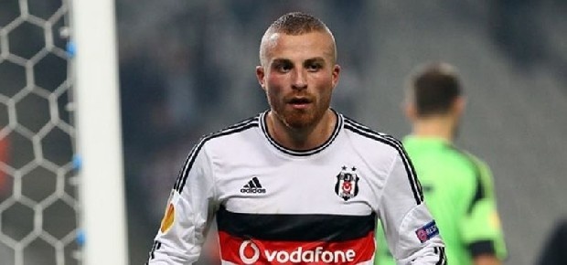 GÖKHAN TÖRE | RUBIN KAZAN >> BEŞİKTAŞ | 2013 | Rusya Ligi'nde forma giyerken muhteşem tekniği ve oyun zekasıyla dev kulüplerin radarına girmeyi başaran Gökhan, o sezon sürpriz bir kararla siyah-beyazlı kulübün yolunu tutmuştu. Forma giydiği 113 maçta, 19 gol ve 29 asistlik performansıyla Beşiktaş'tan West Ham United'ın yolunu tutmayı başarmıştı.