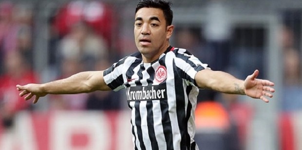 UEFA Avrupa Ligi'nde LASK Linz'i eleyen Beşiktaş'ta transfer çalışmaları yeniden hız kazandı. Siyah-beyazlılar, sezon sonunda takımdan ayrılan Talisca'nın yerine aradığı 10 Numara'yı Almanya'da buldu. Kara Kartal, Bundesliga ekiplerinden Eintracht Frankfurt'un 29 yaşındaki orta saha oyuncusu Marco Fabian'ı dün akşam saatlerinde İstanbul'a getirdi. Menajeriyle birlikte Atatürk Havalimanı'na geldiği belirtilen Fabian ile anlaşmaya varıldığı öğrenildi.. (Fotomaç)