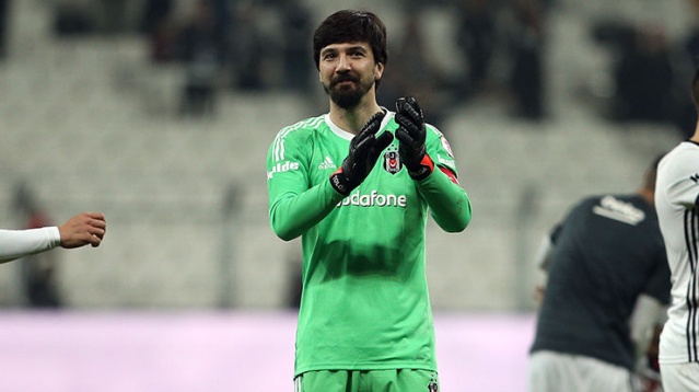 BEŞİKTAŞ'IN MUHTEMEL 11'İ
TOLGA ZENGİN
Ligde Trabzonspor'la oynayacak olan Beşiktaş'tan Şenol Güneş, Fenerbahçe maçında Tolga Zengin'i oynatarak Fabri'yi dinlendirmek istiyor.