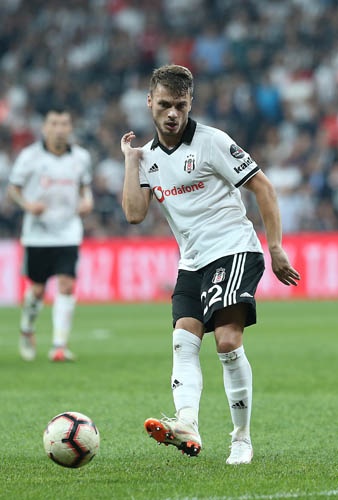 Satın alma opsiyonunun devreye girmesi için, oyuncunun belli bir süre kulüpte oynama şartı olduğunu bildirdiler. Sakatlığı dışında forma şansı bulan Ljajic’in bu şartları sezon sonuna kadar yerine getirme ihtimalinin yüksek olduğunu belirten Beşiktaşlı yöneticiler, “Kalma olasılığı çok yüksek” yorumu yaptılar. İki kulüp arasında yapılan anlaşmada satın alma opsiyonu 6.5 milyon euroydu. 

(Akşam)