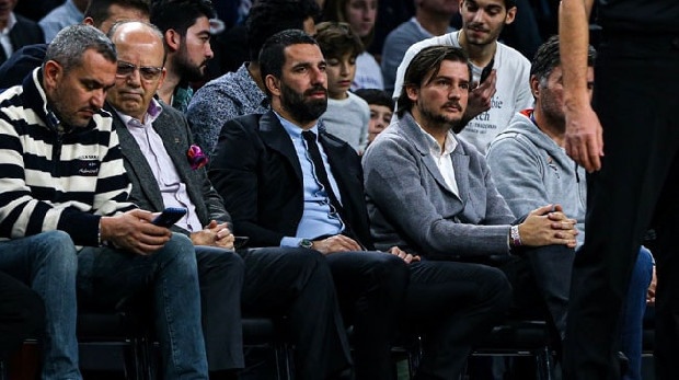 Başakşehir ve 33 yaşındaki futbolcu, karşılıklı anlaşarak yollarını ayırdı. Futbolcunun menajeri Ahmet Bulut, “Eğer G.Saray’la anlaşırsa sezon sonuna kadar 1 lira bile almadan bedava oynar” şeklinde konuştu. (Akşam)