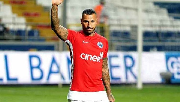 Yeni stadına kavuşacağı ikinci yarıya yıldız birismi transfer ederek girmeyi amaçlayan Göztepe’nin, Kasımpaşa ile yol ayrımına gelen Portekizli Ricardo Quaresma ile ilgilendiği iddia edildi. (Fanatik)
