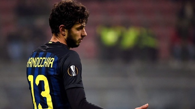 Trabzonspor stopere Andrea Ranocchia'yı istiyor
Trabzonspor Andrea Ranocchia'ya transferde talip oldu! Stoper bölgesine takviye yapmak isteyen ve bu mevki için lider bir oyuncu bakan Trabzonspor, bir dönem adı Galatasaray ile de anılan ve Inter'de forma şansı bulamayan 31 yaşındaki İtalyan savunmacı Andrea Ranocchia'ya kanca attı.

Trabzonspor Andrea Ranocchia için harekete geçti! Süper Lig'de şampiyon olmak isteyen ve bu doğrultuda çalışmalarını sürdüren bordo-mavililer, stoper bölgesi için aradığı ismi buldu! Stoper bölgesine lider bir oyuncu transfer etmek isteyen Trabzonspor, Inter'den Andrea Ranocchia'yı gündemine aldı.

İtalya'da yayın yapan Corriere dello Sport'ta yer alan habere göre Antonio Conte'nin kadroda düşünmediği ve forma şansı bulamayan Andrea Ranocchia'yı transfer etmek istiyor. Haberde Conte'nin İtalyan savunmacıyı kadroda tutmak istemediği belirtildi. Öte yandan Trabzonspor'da Sturridge, Mikel ve Onazi gibi oyuncuların olduğu ve Süper Lig'de şampiyonluk mücadelesi verdiği de vurgulandı.