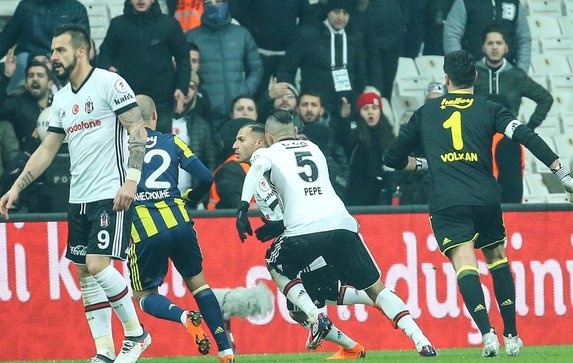 VOLKAN'A 50 BİN EURO CEZA 
Kulüp iç disiplini gereği 7 bin 500'er euro ceza kesilecek olan iki futbolcunun savunmaları alınacak. Alper 15-20 bin euro arası, kaptan Volkan'a ise 50 bine euro civarında bir ceza kesilmesinin beklendiği belirlendi.