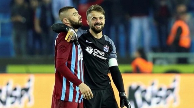 Ancak kendisi ortamı yumuşatmak için değil de Onur’u savunmak için gelmiş.