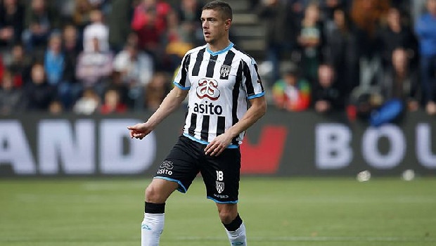 Fenerbahçe transfer çalışmalarına tüm hızıyla devam ediyor. Hedefteki isim belli oldu: Heracles forması giyen 24 yaşındaki sol kanat Kristoffer Peterson...(Ajansspor)