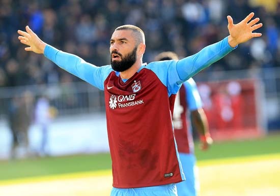 Hâlâ aynı fikirde mi bilemem ama, yere göğe sığdıramadığı o Burak, transfer döneminde yaşadığı hayal kırıklığının intikamını kulübünü Futbol Federasyonu’na şikayet ederek aldı.